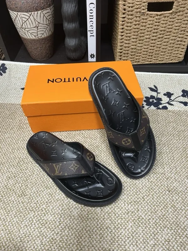 P270🏆Louis Vuitton 🏆[Louis Vuitton] Spring/Summer 2025 [Men's Flip Flops] 🎯🎯As an active family in the fashion industry ⭐ Lv is characterized by bold innovation ⚡Create this casual business style for Chinese fashionable men ✨The fabric is made of imported high-grade cowhide 🔥 Clean and neat ⚡Fashionable and elegant🌹Breathable, sweat-absorbent and deodorant👈So luxurious, high-end and domineering. 👍Must be sold if you repost the picture. Number of yards: 38--46. Color: 🎉 For large quantities. Welcome to repost.
